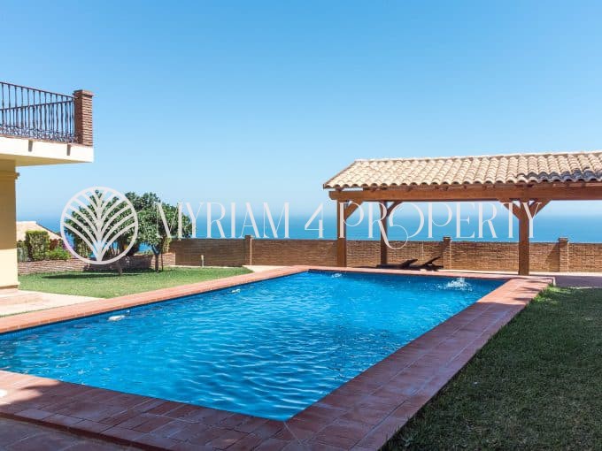Luxury villa in Benalmádena with panoramic sea views