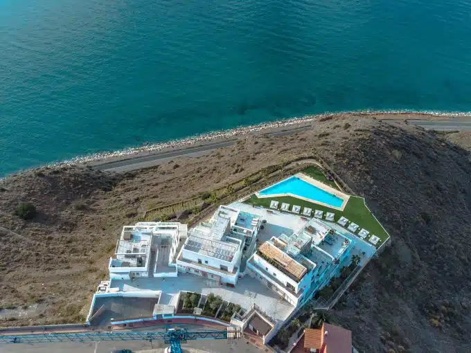 Nieuwbouw luxe appartementen met panoramisch frontaal zeezicht in Nerja